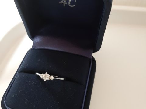 【4℃ BRIDAL(ヨンドシーブライダル)の口コミ】 婚約指輪としての、おしゃれで華やかさもあり、シンプルなデザインが気に…