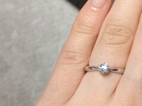 【銀座ダイヤモンドシライシの口コミ】 こだわりのあるダイヤと、洗練されたアームの部分の角度が絶妙に良いバラ…