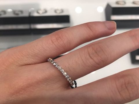 【ROYAL ASSCHER(ロイヤル・アッシャー)の口コミ】 シンプルなリングとエタニティリングを重ねづけできるよう2つ購入で検討し…