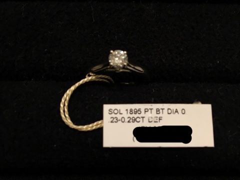 【カルティエ(Cartier)の口コミ】 カルティエで1番定番の1895という名前のソリティアリング。シャープな印象…