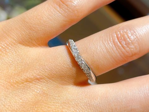 【銀座ダイヤモンドシライシの口コミ】 指輪に沢山のダイヤモンドがちりばめられたデザインでした。真ん中に少し…