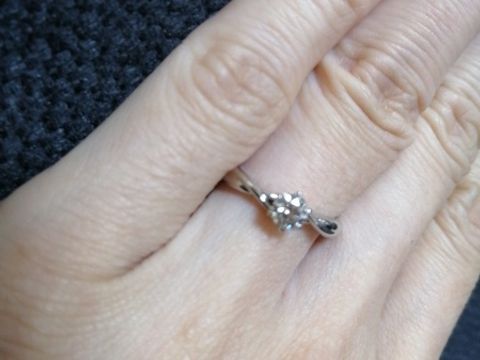 【ラザール ダイヤモンド(LAZARE DIAMOND)の口コミ】 シンプルなものにしようと考えていましたが、つけてみると少しウェーブが…