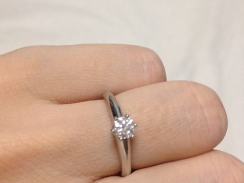 【ティファニー(Tiffany & Co.)の口コミ】 婚約指輪をする機会は少ないですが、シンプルなデザインなのが良かったの…