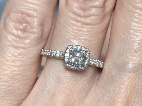 【エクセルコダイヤモンド(EXELCO DIAMOND)の口コミ】 普通はダイヤモンドは丸だと思いますが四角い形に一目惚れしました。
ダイ…