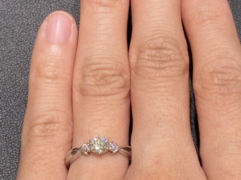 【ジュエリー東京の口コミ】 婚約指輪は絶対にプラチナが良かったのでシルバーリングを見ていました。…