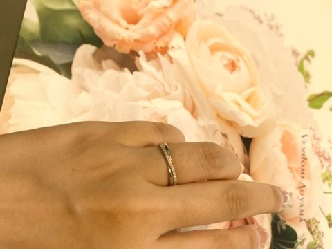 【ヴァンドーム青山(VENDOME AOYAMA)の口コミ】 プラチナのラインとダイヤの入ったラインがクロスしたデザインで、珍しい…