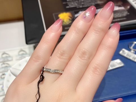 【エクセルコダイヤモンド(EXELCO DIAMOND)の口コミ】 中央がややカーブがかっており指が綺麗に見えます。
レール留めのタイプな…