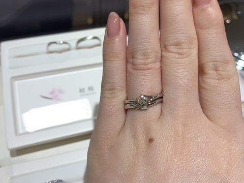 【俄(にわか)の口コミ】 違和感なく重ね付けが出来るところがいいなと思いました。結婚指輪、婚約…