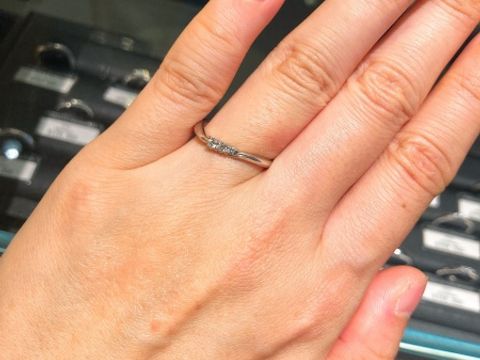 【エクセルコダイヤモンド(EXELCO DIAMOND)の口コミ】 ウェーブタイプなので指につけた時に曲線が綺麗に馴染みました。

ダイヤ…