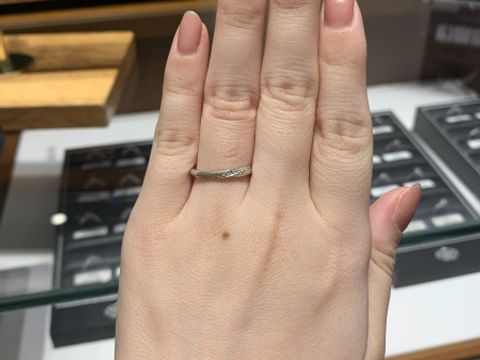 【銀座ダイヤモンドシライシの口コミ】 ウェーブでダイヤモンドがあり華やかなところがいいなと思いました◎シンプ…