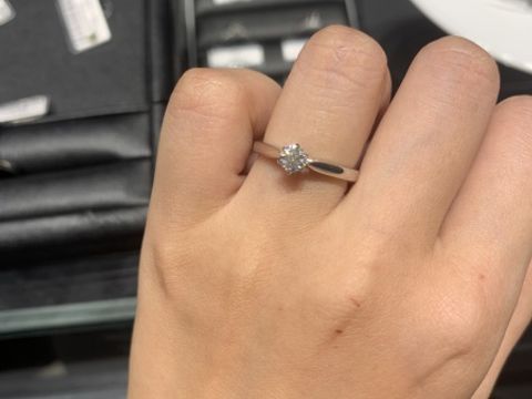 【エクセルコダイヤモンド(EXELCO DIAMOND)の口コミ】 アームも細く、ダイヤに向かってくびれているため、ダイヤの大きさを引き…