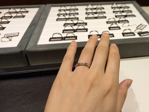 【ラザール ダイヤモンド(LAZARE DIAMOND)の口コミ】 試着させていただいた指輪は、ハイラインという結婚指輪でした。ハーフエ…