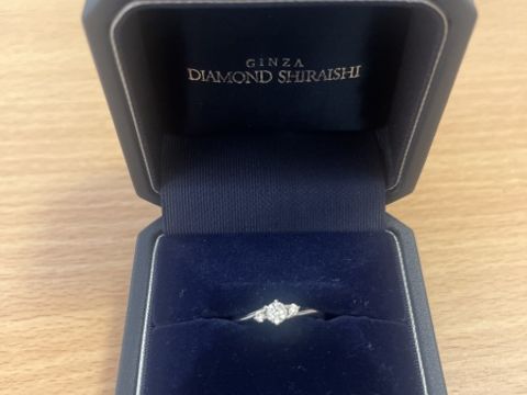 【銀座ダイヤモンドシライシの口コミ】 ウェーブ型が手の形に合うようだったので、ウェーブのものを中心に探しま…