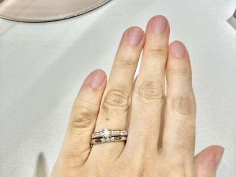 【ラザール ダイヤモンド(LAZARE DIAMOND)の口コミ】 エンゲージリングが派手目なので、ブライダルリングは主張を控えめに、ダ…