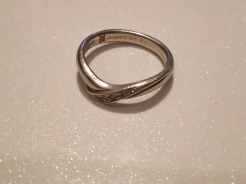 【アイプリモ(I-PRIMO)の口コミ】 婚約指輪と合わせてつけて綺麗な形のもので、お互いが気に入るデザインを…