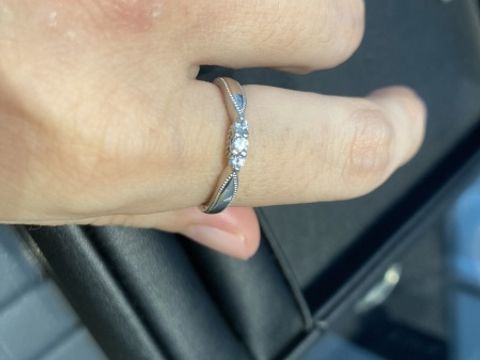 【エクセルコダイヤモンド(EXELCO DIAMOND)の口コミ】 デザインがとにかく可愛いらしくて、一目惚れしました。爪から半分浮いた3…