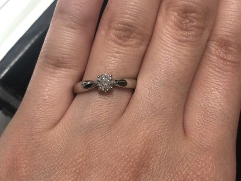 【ティファニー(Tiffany & Co.)の口コミ】 初めは横にもダイヤが付いているものを探してましたが、可愛すぎる印象に…