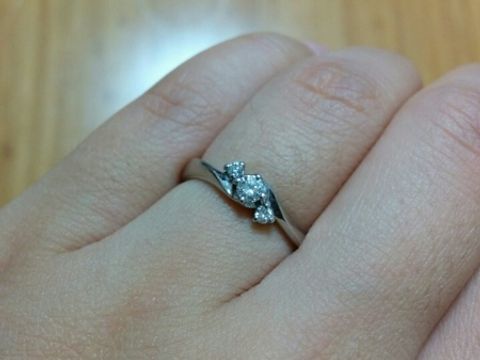 【4℃ BRIDAL(ヨンドシーブライダル)の口コミ】 可愛いくて小ぶりなものが良かったので、これに決めました。
指にフィット…