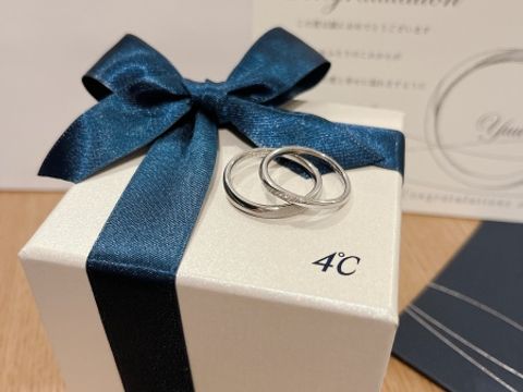 【4℃ BRIDAL(ヨンドシーブライダル)の口コミ】 ウェーブデザインでダイヤがあしらっている物を探していました。ウェーブ…