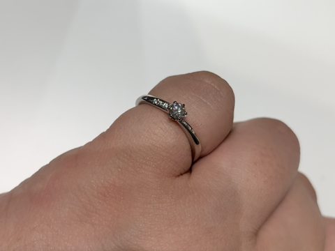 【4℃ BRIDAL(ヨンドシーブライダル)の口コミ】 ウェーブラインがとても綺麗で煌びやかです。色々なダイヤをセッティング…