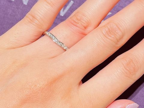 【俄(にわか)の口コミ】 指輪のデザインもVラインになっていて、指が長く手も綺麗に見せることがで…