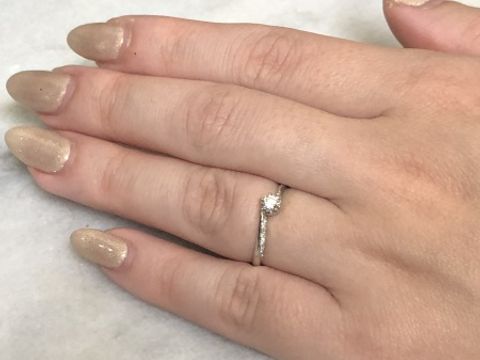 【銀座ダイヤモンドシライシの口コミ】 指輪をいくつか出していただき、実際につけてみました。リングの形はもち…