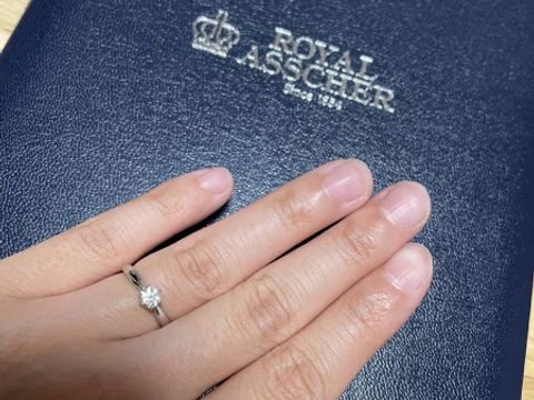 【ROYAL ASSCHER(ロイヤル・アッシャー)の口コミ】 ダイヤの輝きが一番素敵でした。
ダイヤもそのときのダイヤしかないらしく…