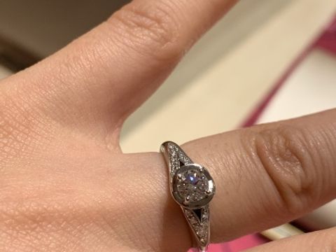 【ブルガリ(BVLGARI)の口コミ】 華やかなデザインで歳を重ねても使いやすいことが魅力的な指輪でした。
ダ…