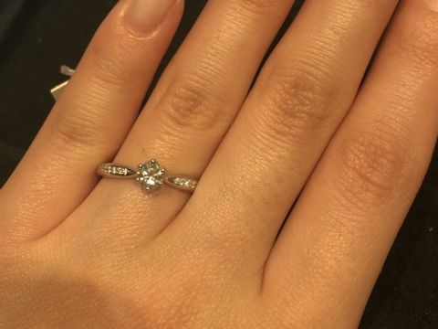 【ヴァンドーム青山(VENDOME AOYAMA)の口コミ】 横にもダイヤが付いているタイプの指輪ですが、キラキラしていてとても素…