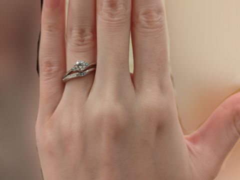 【Mariage ent(マリアージュエント)の口コミ】 指輪のアレンジが可能なことが決め手でした。事前にブルーの宝石を入れる…