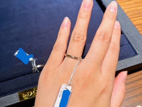 【TOMOE(トモエ)の口コミ】 メレダイヤが1粒だけついているものを探していたので試着。指輪自体は細め…