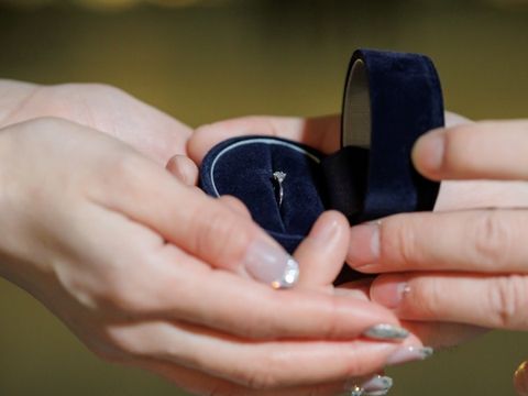 【Something Blue(サムシングブルー)の口コミ】 夫曰く、1粒ダイヤだとさみしくて、隣に小さいダイヤがあるデザインが、私…