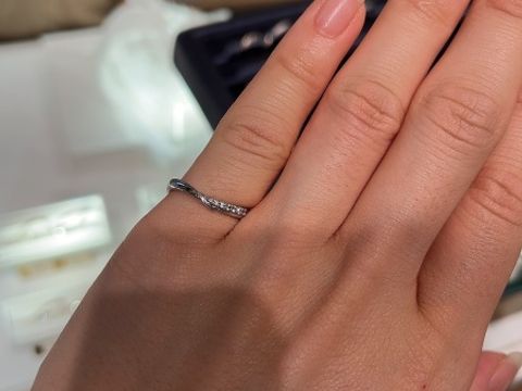 【THE KISS(ザ・キッス)の口コミ】 ウェーブデザインなので、指輪に動きがあります。また、ダイヤもついてい…