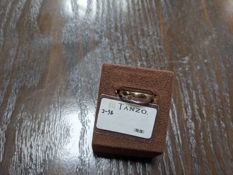 【TANZO.(鍛造指輪)の口コミ】 プラチナの他にゴールドの種類が何色もありました。特に気に入ったのはコ…