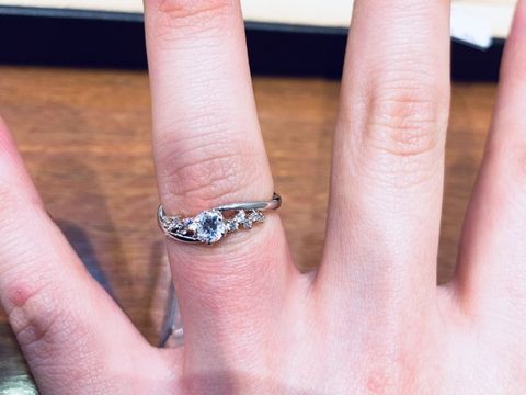 【LE CHOIX(ル・ショア)の口コミ】 センターダイヤが美しく、引き立てるメレダイヤが流れるように留られてお…