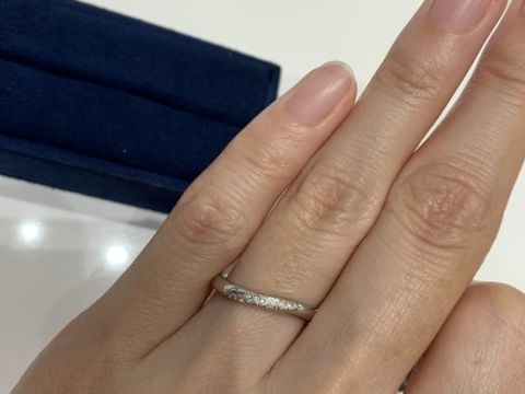 【4℃ BRIDAL(ヨンドシーブライダル)の口コミ】 日常生活でずっと着けていたいため、シンプルで中央にダイヤモンドがある…