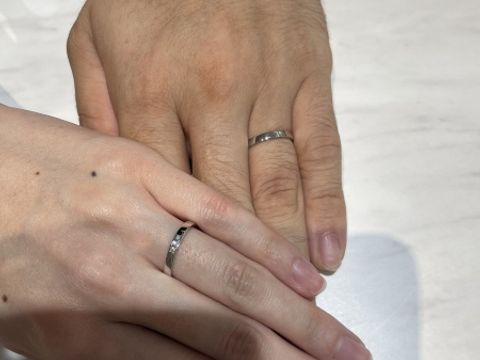 【WEDYの口コミ】 平打ちタイプのリングでダイヤが3石ついています。とてもシンプルですが、…