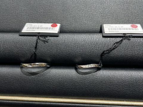 【ラザール ダイヤモンド(LAZARE DIAMOND)の口コミ】 ウェーブデザインの指輪です。新郎は石なし、新婦が石ありのデザインとな…