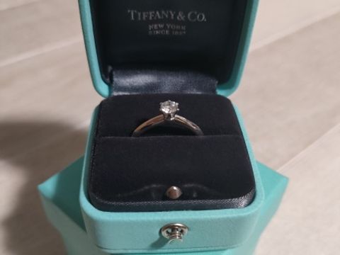 【ティファニー(Tiffany & Co.)の口コミ】 やはり定番、憧れのティファニーの婚約指輪。ダイヤモンドの輝きも半端な…