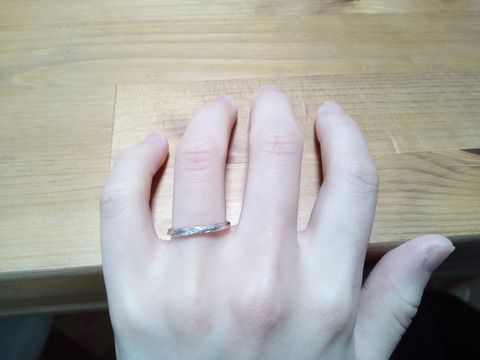 【I's stone(アイズストーン)の口コミ】 シンプルながら上品なデザインに魅力を感じました。また、婚約指輪と重ね…