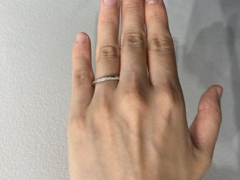 【銀座ダイヤモンドシライシの口コミ】 手が小さいので、華奢な指輪の方が似合うかと思いました。ダイヤモンドの…