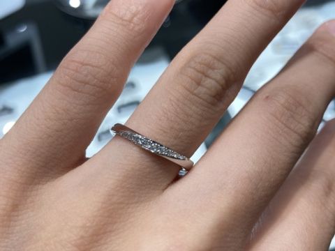 【ラザール ダイヤモンド(LAZARE DIAMOND)の口コミ】 上から見ても下から見てもダイヤモンドが見えてテンションが上がります。
…