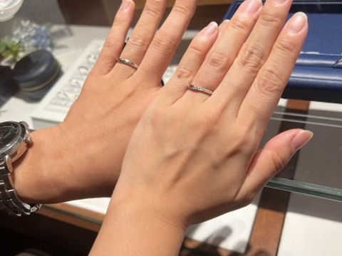 【銀座ダイヤモンドシライシの口コミ】 ダイヤが斜めに入っていて、動きがあるデザインがとても気に入っていまし…