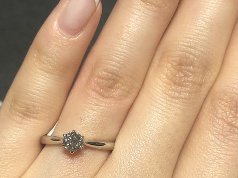 【エクセルコダイヤモンド(EXELCO DIAMOND)の口コミ】 一粒ダイヤのものを探していましたが、写真の指輪はダイヤが大きく見えま…