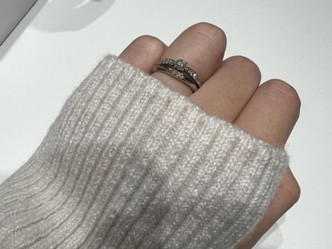 【ラザール ダイヤモンド(LAZARE DIAMOND)の口コミ】 指が少しでも長く見えるようなものにしたかったので、V字の指輪を選びまし…