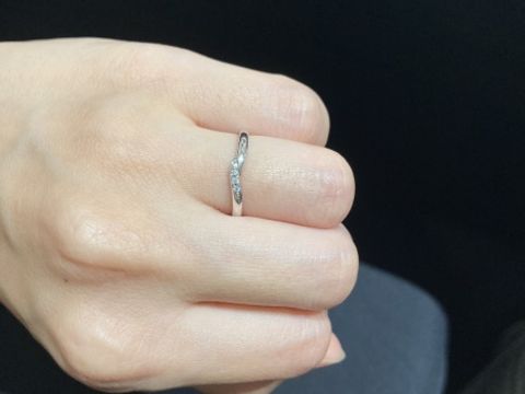 【アイプリモ(I-PRIMO)の口コミ】 指が短く、水掻きがかなりあったので、ストレートの指輪だと傾きが気にな…