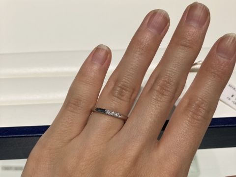 【MIKIMOTO(ミキモト)の口コミ】 シンプルなストレートリングにダイヤがあしらわれているデザインです。初…