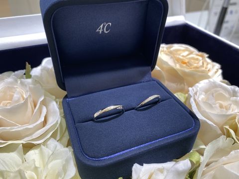 【4℃ BRIDAL(ヨンドシーブライダル)の口コミ】 着用するとペアリングにも見えますが、実は女性用の方がウェーブがかった…