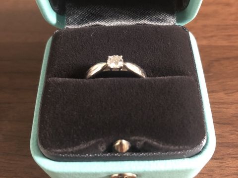 【ティファニー(Tiffany & Co.)の口コミ】 婚約指輪はなかなかつける機会がないと言われますが、こちらの指輪はシン…