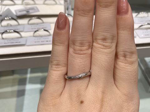 【アイプリモ(I-PRIMO)の口コミ】 ウェーブのデザインが指が綺麗に見えます◎ダイヤモンドの数は多くはないで…